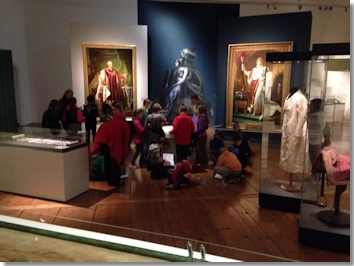 Mit Begeisterung sind unsere kleinen Besucher in der Ausstellung unterwegs, unterstützt von Napoleons Lieblingspferd Marengo, das ihnen im Kinderführer die Geschichte Napoleons erklärt und knifflige Aufgaben stellt.