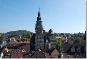 In der Anfangszeit seines Coburger Aufenthalts im Jahr 1530 predigte Martin Luther siebenmal in der Kirche St. Moriz, sechs dieser Predigten haben sich erhalten. Schon einige Jahre zuvor hatte der aus Königsberg in Franken stammende Magister Balthasar Düring in Coburg die Reformation eingeführt. Düring hatte zunächst eine Vikarie, dann die Predikatur an der Morizkirche inne. 1524 erarbeitete er eine neue, an Luthers Ideen orientierte Gottesdienstordnung. Auch in dieser Hinsicht ist St. Moriz ein Fixpunkt der Coburger Reformationsgeschichte und als solcher neben der Veste ein idealer Spielort für die Bayerische Landesausstellung „Ritter, Bauern, Lutheraner“ 2017. (© Stadt Coburg M. Selzer)