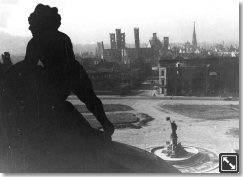 Würzburg lag am Ende des Krieges zu mehr als vier Fünfteln in Schutt und Asche. Auch zahlreiche berühmte Bauwerke wie der im Hintergrund zu erkennende Dom waren ganz oder teilweise zerstört.