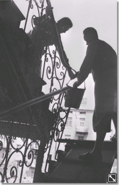 Trümmer zu räumen und Ruinen abzureißen war gefährlich: Hier mussten die Schutteimer über frei schwebende Treppenreste balanciert werden.