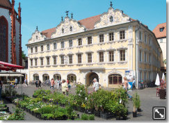 Der Turm der Würzburger Marienkirche überstand die Bombardierung 1945 ohne Schaden. Das „Falkenhaus“ daneben wurde in den fünfziger Jahren originalgetreu im Rokokostil rekonstruiert.