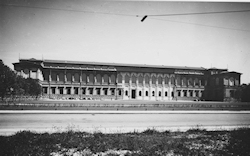 Gut zu erkennen: Der ehemalige Bombentrichter auf der Südseite der Alten Pinakothek, © Bayer. Staatsgemäldesammlungen