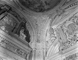 Blick in die beschädigte Kuppel der Theatinerkirche 1950: Die Stuckaturen sind weitgehend erhalten, das Kuppelfresko ist verloren., © Haus der Bayerischen Geschichte, Augsburg (Bayer. Pressebild)