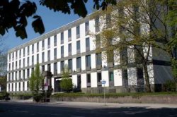 Die Fassade des Gebäudes ist charakteristisch für die Entstehungszeit, © Amtsgericht Weiden i.d.OPf.